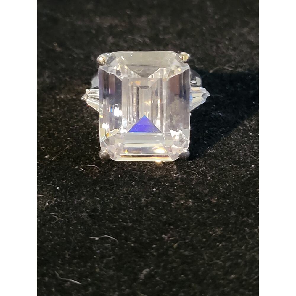 QVC Kenneth Jay Lane Emerald Simulated Diamond Ravishing Beauty Ring Size 7